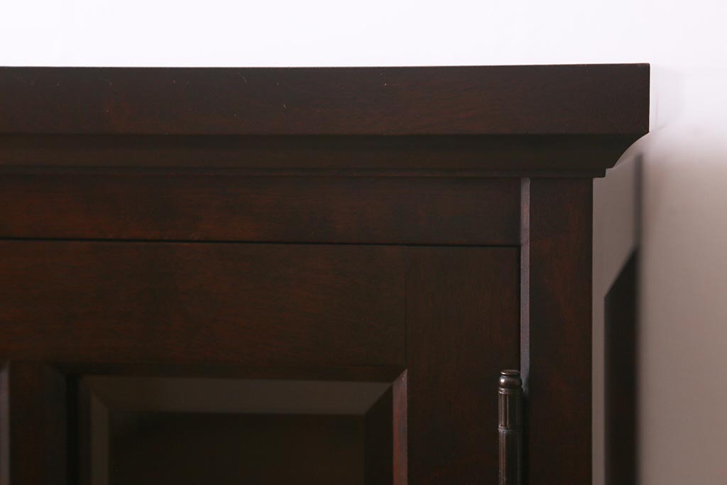 中古　リメイク家具　北海道民芸　脚付き　品のある佇まいがお洒落なキャビネット(食器棚、飾り棚、収納棚)(R-043055)