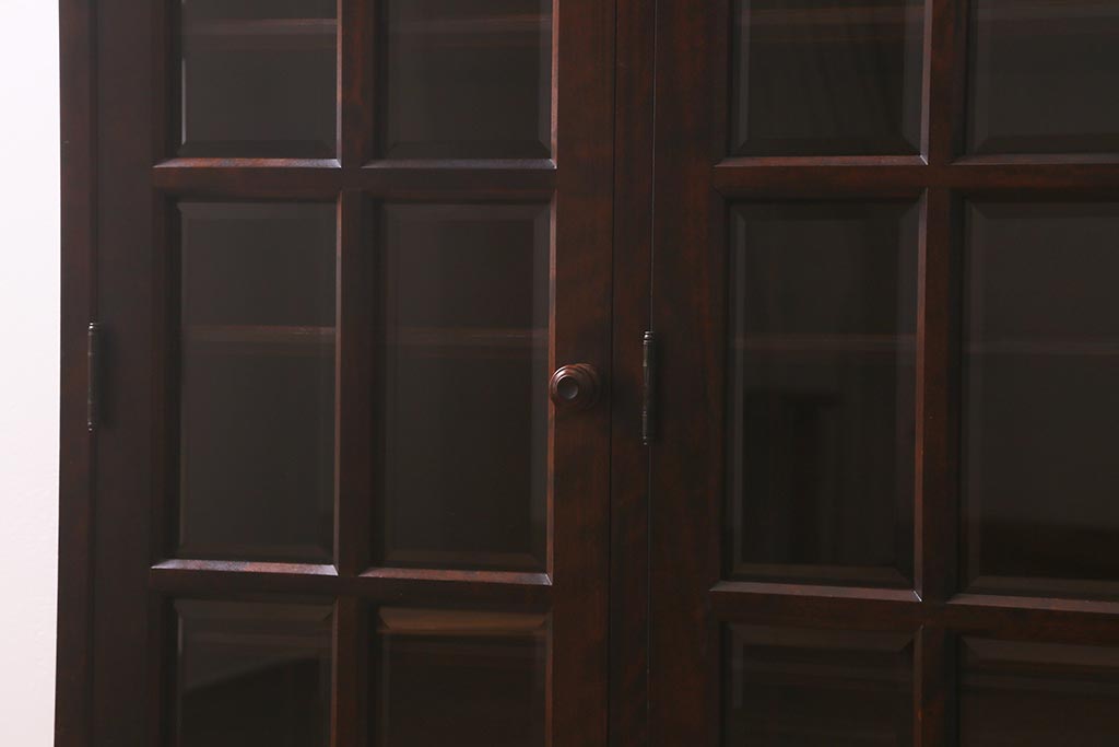 中古　リメイク家具　北海道民芸　脚付き　品のある佇まいがお洒落なキャビネット(食器棚、飾り棚、収納棚)(R-043055)