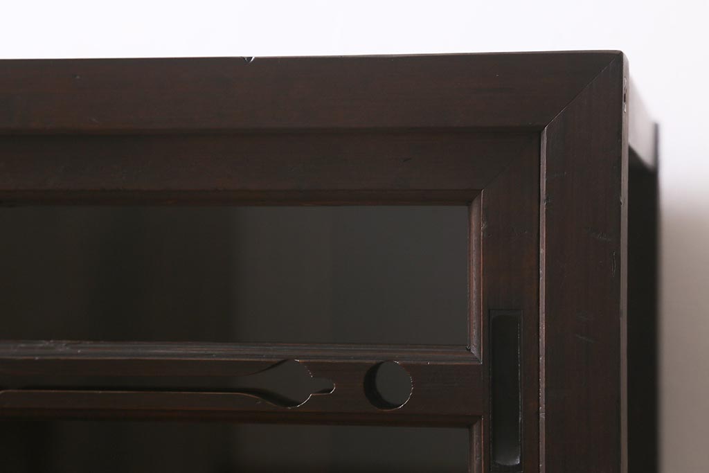 アンティーク家具　脚付きリメイク　ヒノキ材　前板カバ材　古い木の質感が味わい深いサイドボード(リビングボード、キャビネット、収納棚、ガラス戸棚)(R-043059)
