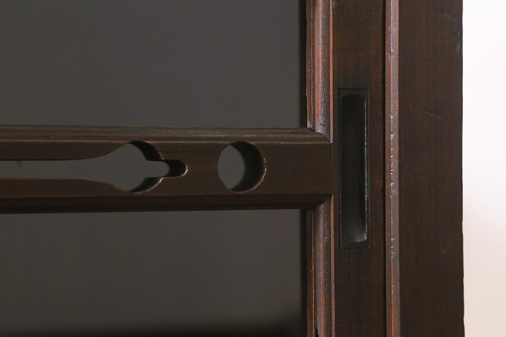 アンティーク家具　脚付きリメイク　ヒノキ材　前板カバ材　古い木の質感が味わい深いサイドボード(リビングボード、キャビネット、収納棚、ガラス戸棚)(R-043059)