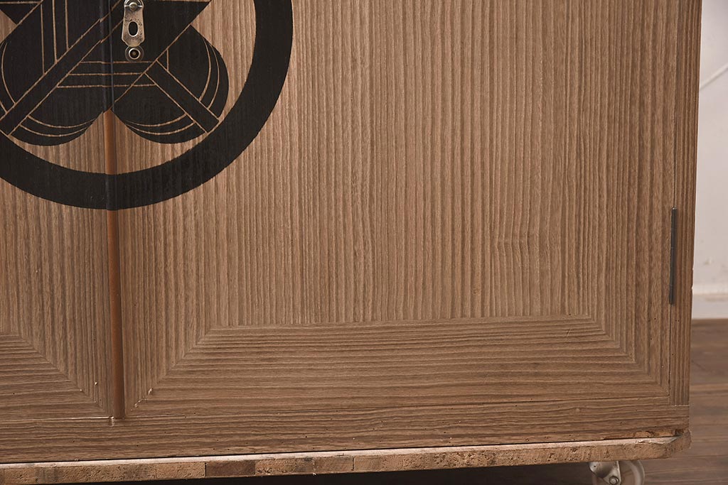 和製アンティーク　昭和中期　総桐材　和モダンな佇まいが魅力の布団箪笥(収納箪笥、和箪笥、ワードローブ、桐箪笥、桐たんす)(R-043131)