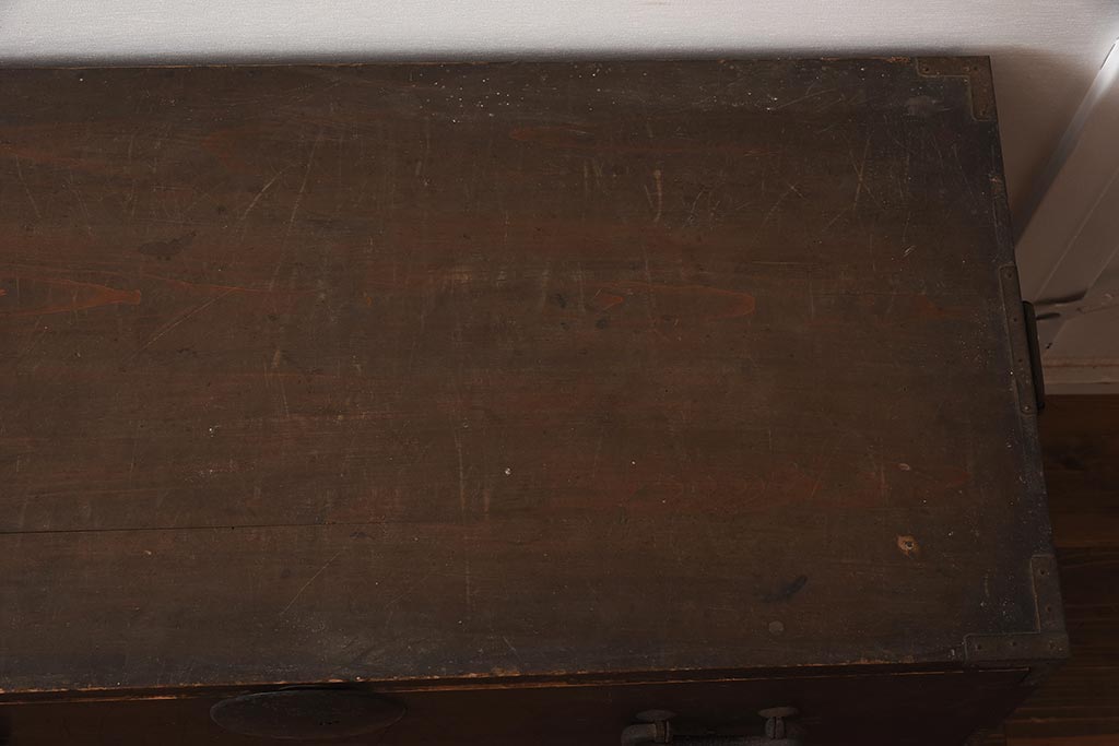 レトロ家具　昭和レトロ　大正期　前板桐材　厚みのある金具が目を惹く和箪笥(衣装箪笥)(R-043146)