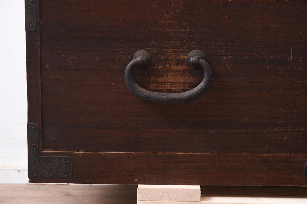 レトロ家具　昭和レトロ　大正期　前板桐材　厚みのある金具が目を惹く和箪笥(衣装箪笥)(R-043146)