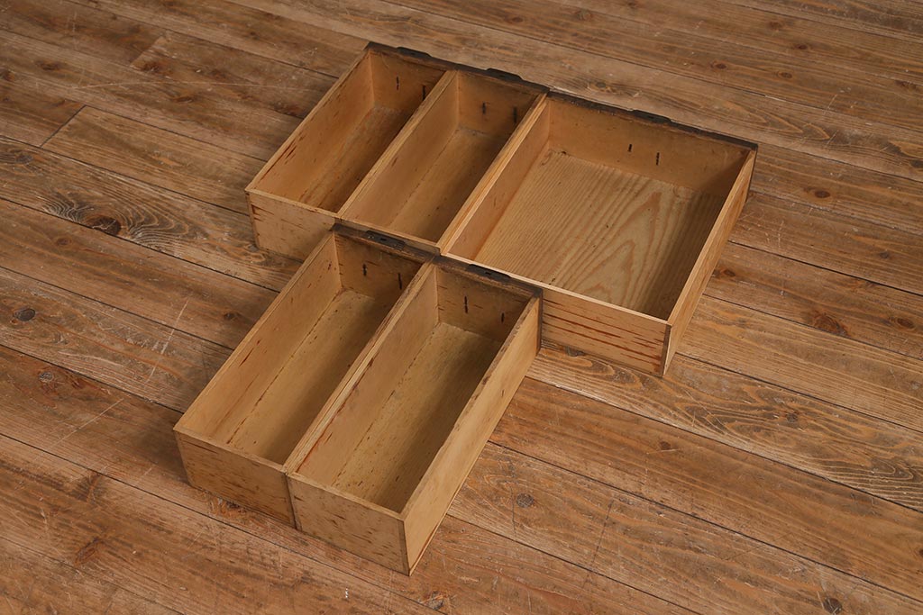 アンティーク家具　ヒノキ材　渋い金具が魅力的な小引き出し(小物収納)(R-043192)