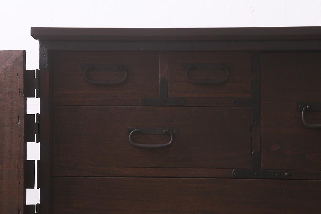 アンティーク家具　リメイク　桐材　棚付き　十字金具　観音開き戸の箪笥サイドボード(時代箪笥、リビングボード、桐箪笥、桐たんす)(R-043203)