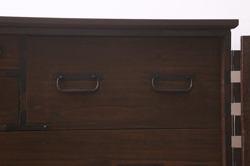 アンティーク家具　リメイク　桐材　棚付き　十字金具　観音開き戸の箪笥サイドボード(時代箪笥、リビングボード、桐箪笥、桐たんす)(R-043203)