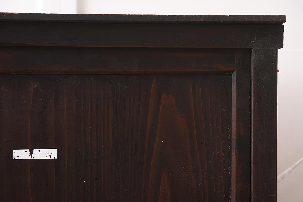アンティーク家具　ヒノキ材　鋲が素敵な引き戸タイプの水屋サイドボード(戸棚、収納棚、キャビネット)(R-043205)