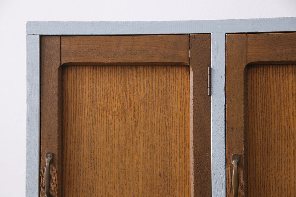 【セミオーダー家具実例】昭和初期のロッカーに高品質リペアを施しました。シールを剥がして、ペイントは本体を水色に、扉部分は木そのままを活かして仕上げ。台輪部分は新材を用いて綺麗に補修しました。(収納棚、戸棚、キャビネット、下駄箱)
