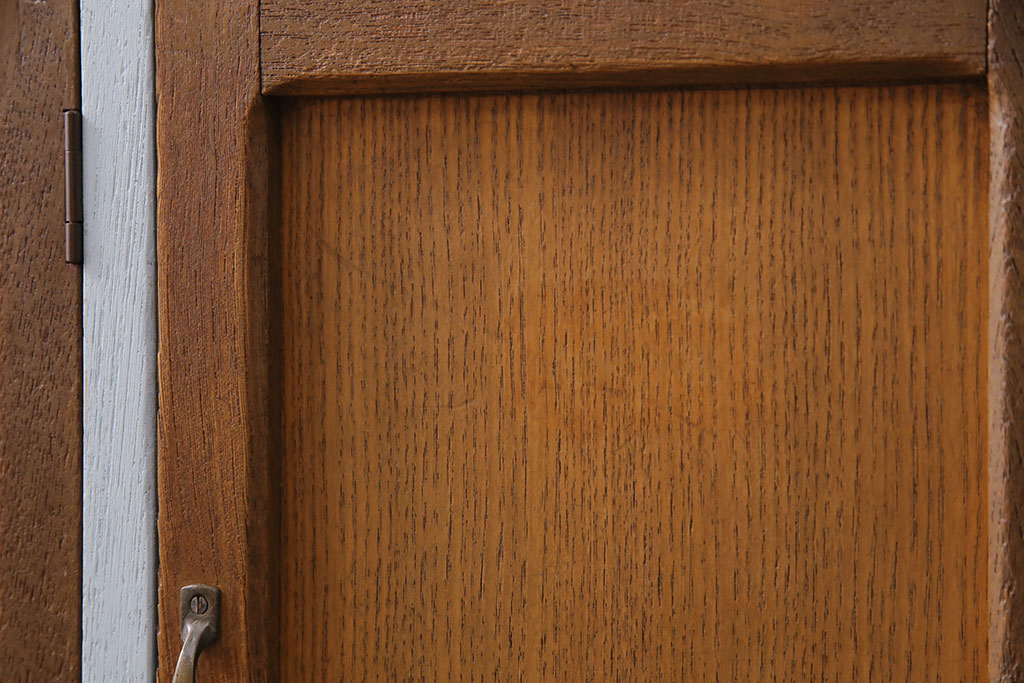 【セミオーダー家具実例】昭和初期のロッカーに高品質リペアを施しました。シールを剥がして、ペイントは本体を水色に、扉部分は木そのままを活かして仕上げ。台輪部分は新材を用いて綺麗に補修しました。(収納棚、戸棚、キャビネット、下駄箱)