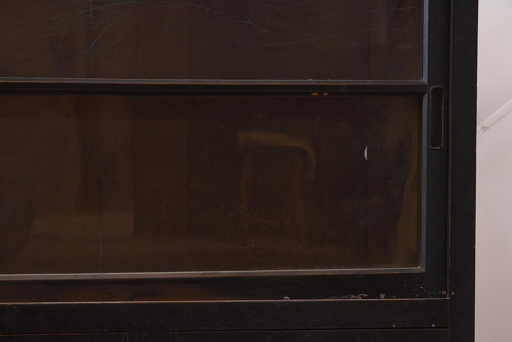 アンティーク家具　和製アンティーク　昭和初期　黒塗りがシックな戸棚(食器棚、キャビネット)(R-043209)