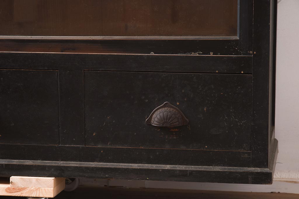 アンティーク家具　和製アンティーク　昭和初期　黒塗りがシックな戸棚(食器棚、キャビネット)(R-043209)