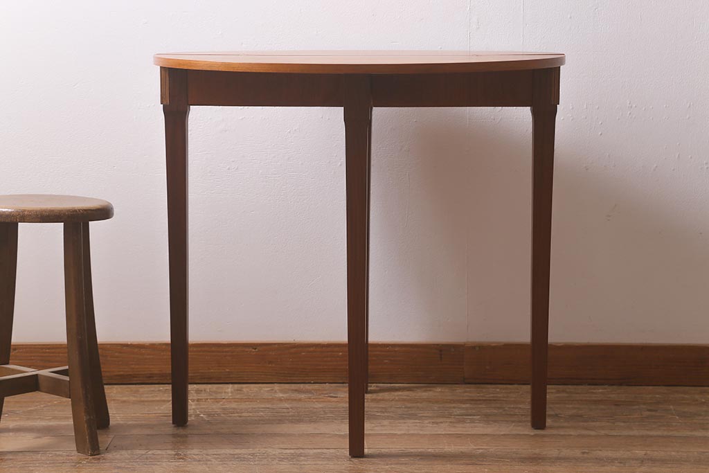 ヴィンテージ家具　北欧ビンテージ　レア品　半円形　温かみのある木色が魅力的なハーフテーブル(エクステンションテーブル、ダイニングテーブル、コンソールテーブル)(R-043217)
