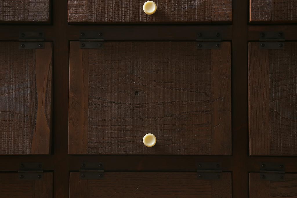 ラフジュ工房オリジナル　古材リメイク　前板栗材　鉄脚付き　白い取っ手がレトロで可愛らしいパタパタ扉のマス目棚(収納棚、下駄箱)(R-043219)