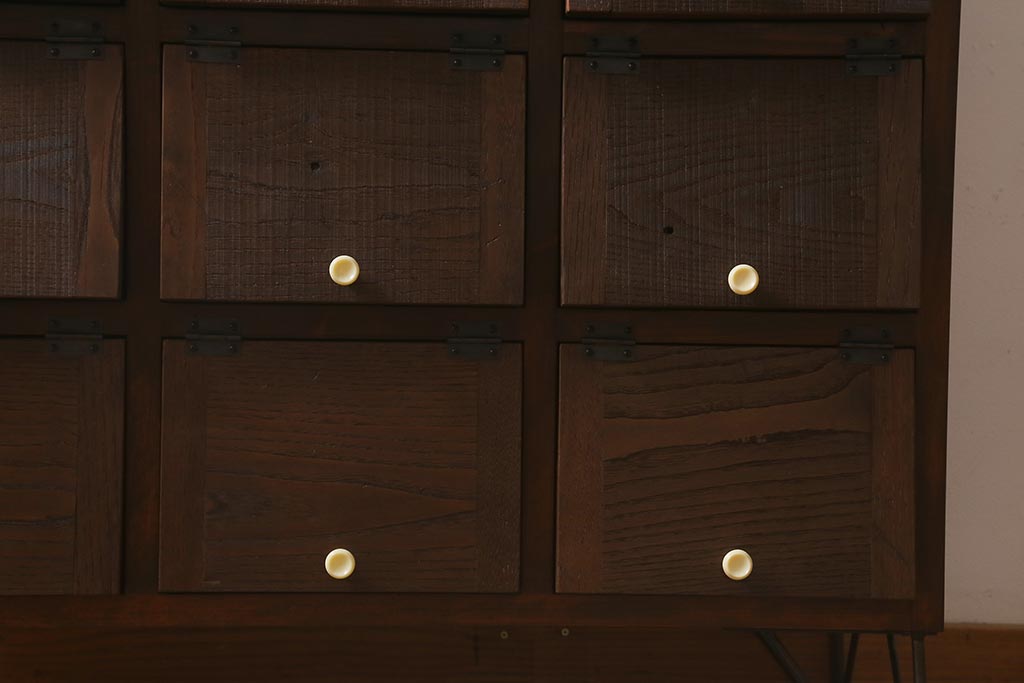 ラフジュ工房オリジナル　古材リメイク　前板栗材　鉄脚付き　白い取っ手がレトロで可愛らしいパタパタ扉のマス目棚(収納棚、下駄箱)(R-043219)