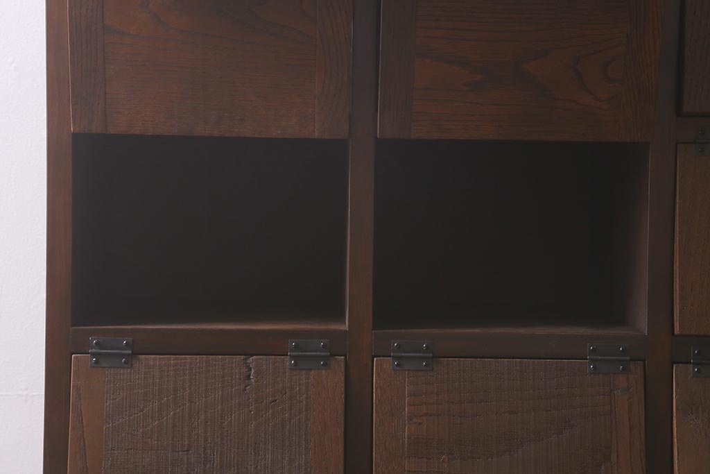 ラフジュ工房オリジナル　古材リメイク　前板栗材　鉄脚付き　白い取っ手がレトロで可愛らしいパタパタ扉のマス目棚(収納棚、下駄箱)(R-043219)
