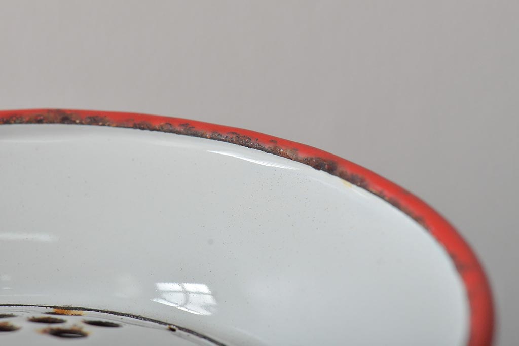 ヴィンテージ雑貨　レトロ　ホーロー(琺瑯)　赤のラインがかわいいコランダー(水切り、ザル、ディスプレイビンテージ)(R-043240)