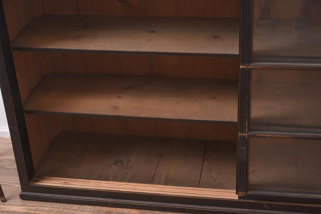 アンティーク家具　和製アンティーク　昭和初期　黒塗りがシックな戸棚(食器棚、キャビネット)(R-043247)
