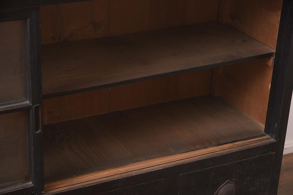 アンティーク家具　和製アンティーク　昭和初期　黒塗りがシックな戸棚(食器棚、キャビネット)(R-043247)