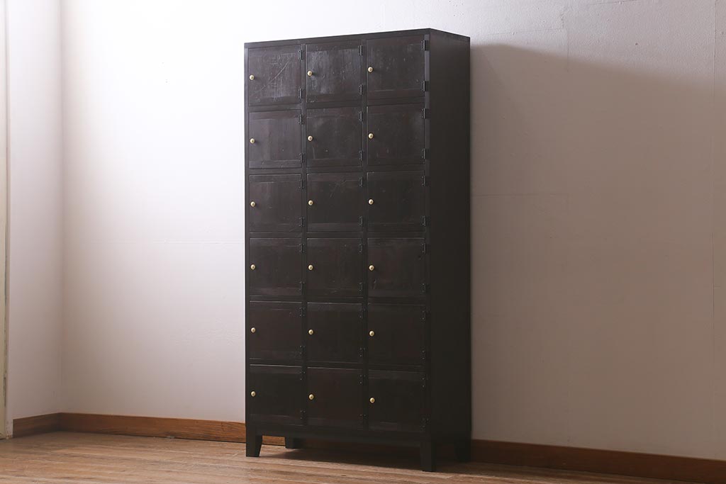 ラフジュ工房オリジナル　6×3マス　古材リメイク　モミの木　白い取っ手がアクセントのマス目棚(収納棚、下駄箱)(R-043253)