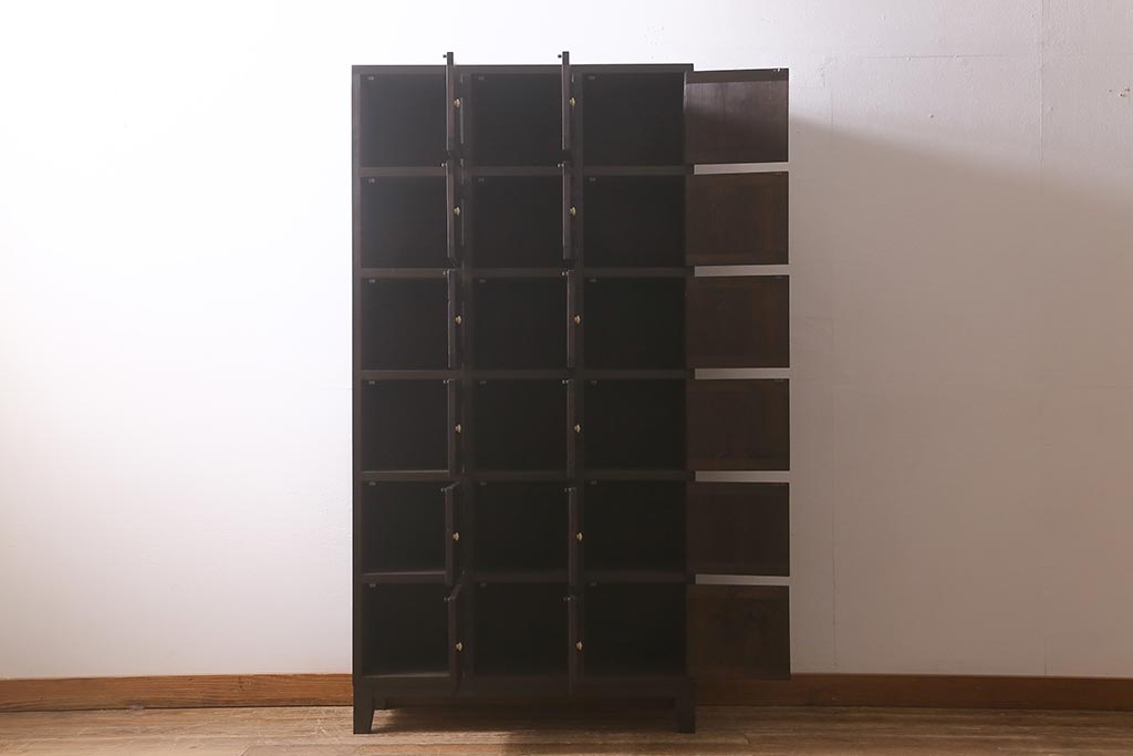 ラフジュ工房オリジナル　6×3マス　古材リメイク　モミの木　白い取っ手がアクセントのマス目棚(収納棚、下駄箱)(R-043253)
