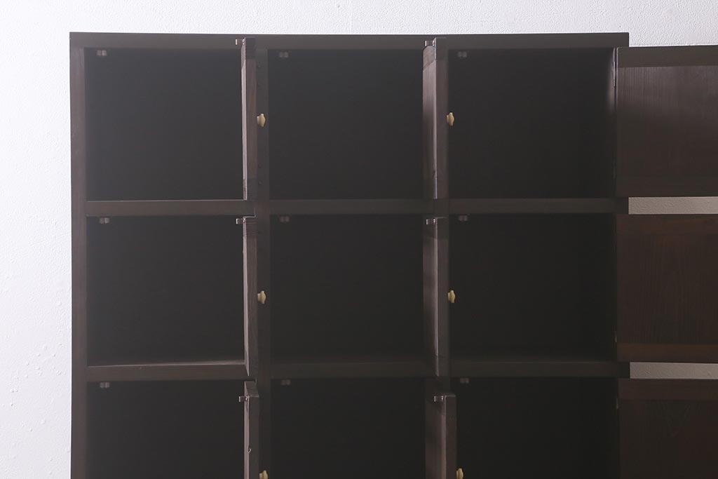 ラフジュ工房オリジナル　6×3マス　古材リメイク　モミの木　白い取っ手がアクセントのマス目棚(収納棚、下駄箱)(R-043253)