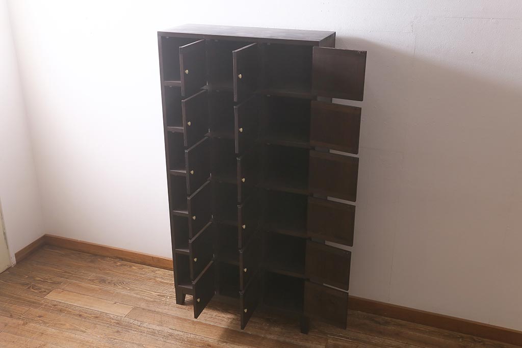 ラフジュ工房オリジナル　6×3マス　古材リメイク　モミの木　白い取っ手がアクセントのマス目棚(収納棚、下駄箱)(R-043253)
