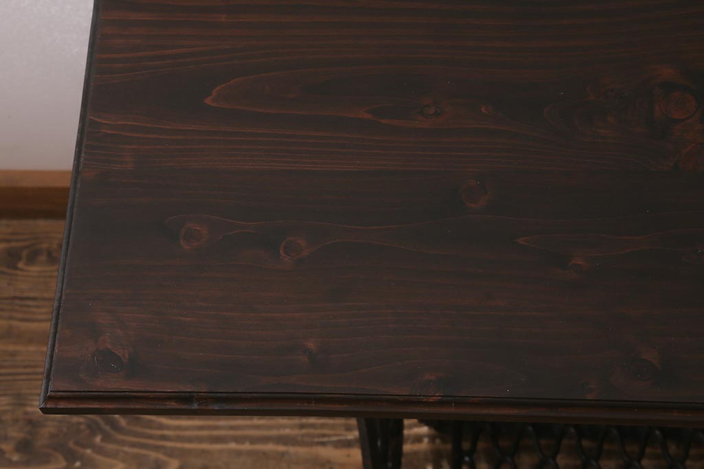 シンガー社(SINGER)　ヒノキ材　リメイク　鉄脚がお洒落なミシンテーブル(シンガーミシン、サイドテーブル、カフェテーブル、ミシン台)(R-043267)