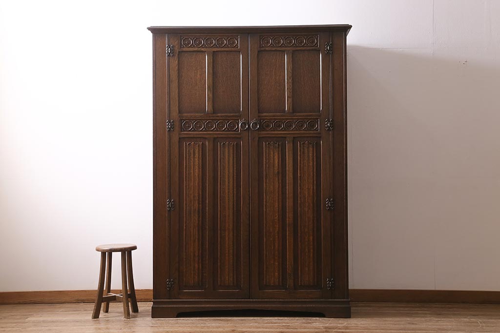 ヴィンテージ家具　ヨーロッパビンテージ　CROWN AY FURNITURE　オーク材　優雅な彫りの意匠が目を引くワードローブ(洋服箪笥)(R-043270)