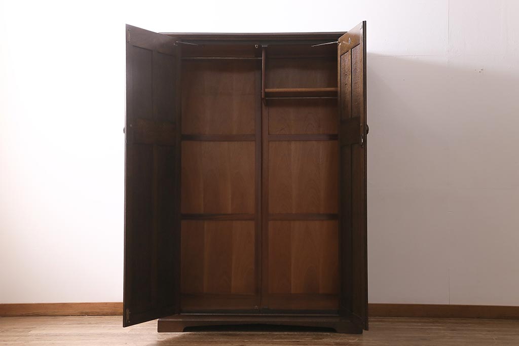 ヴィンテージ家具　ヨーロッパビンテージ　CROWN AY FURNITURE　オーク材　優雅な彫りの意匠が目を引くワードローブ(洋服箪笥)(R-043270)