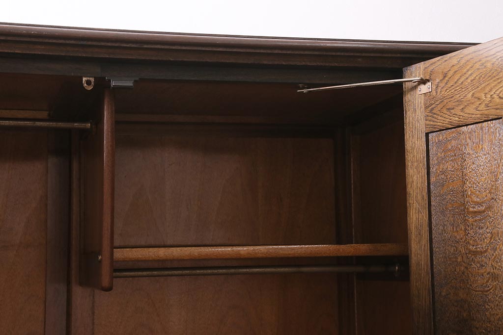 ヴィンテージ家具　ヨーロッパビンテージ　CROWN AY FURNITURE　オーク材　優雅な彫りの意匠が目を引くワードローブ(洋服箪笥)(R-043270)