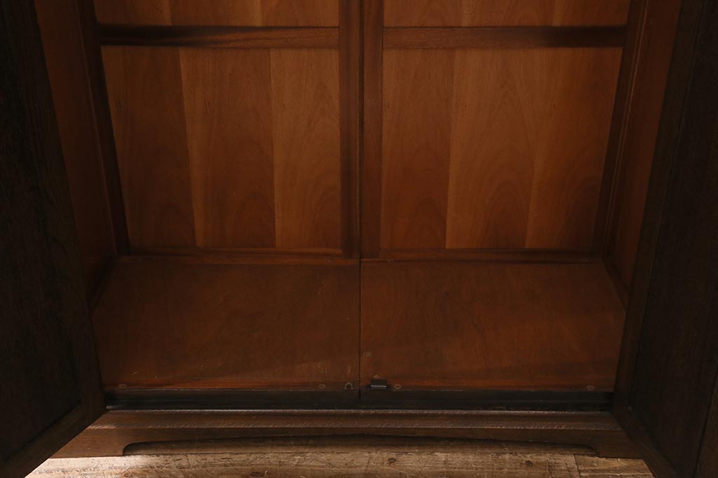ヴィンテージ家具　ヨーロッパビンテージ　CROWN AY FURNITURE　オーク材　優雅な彫りの意匠が目を引くワードローブ(洋服箪笥)(R-043270)