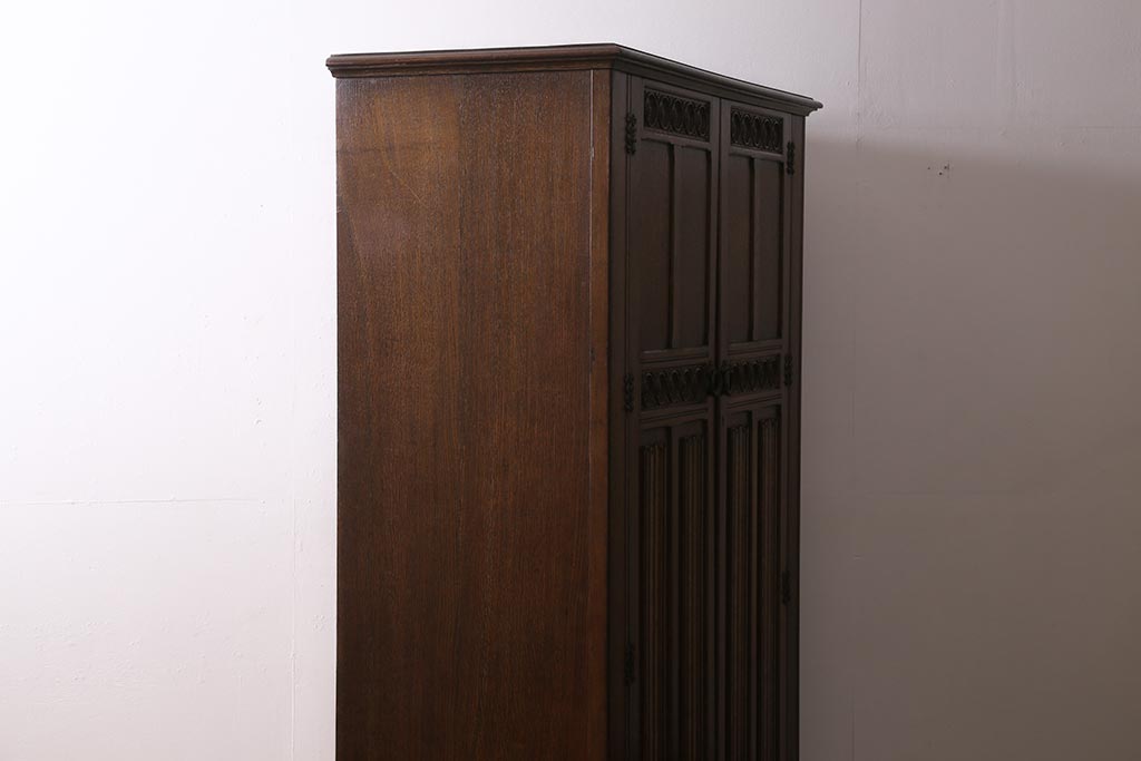 ヴィンテージ家具　ヨーロッパビンテージ　CROWN AY FURNITURE　オーク材　優雅な彫りの意匠が目を引くワードローブ(洋服箪笥)(R-043270)