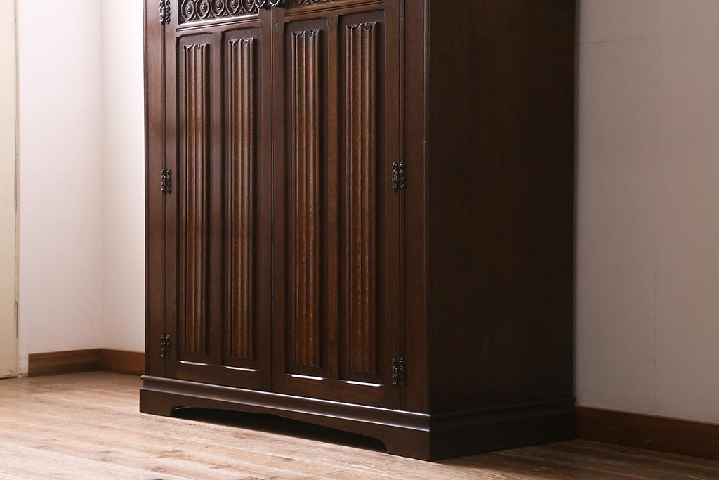 ヴィンテージ家具　ヨーロッパビンテージ　CROWN AY FURNITURE　オーク材　優雅な彫りの意匠が目を引くワードローブ(洋服箪笥)(R-043270)