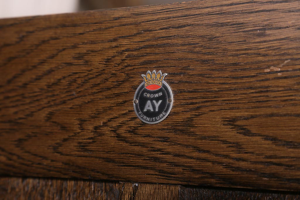 ヴィンテージ家具　ヨーロッパビンテージ　CROWN AY FURNITURE　オーク材　優雅な彫りの意匠が目を引くワードローブ(洋服箪笥)(R-043270)