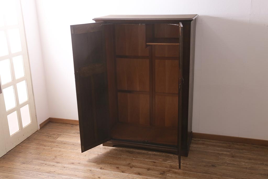 ヴィンテージ家具　ヨーロッパビンテージ　CROWN AY FURNITURE　オーク材　優雅な彫りの意匠が目を引くワードローブ(洋服箪笥)(R-043270)