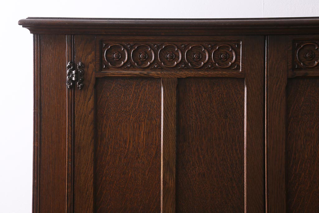 ヴィンテージ家具　ヨーロッパビンテージ　CROWN AY FURNITURE　オーク材　優雅な彫りの意匠が目を引くワードローブ(洋服箪笥)(R-043270)