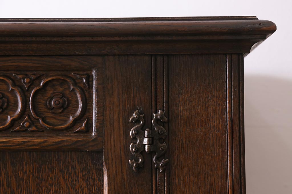ヴィンテージ家具　ヨーロッパビンテージ　CROWN AY FURNITURE　オーク材　優雅な彫りの意匠が目を引くワードローブ(洋服箪笥)(R-043270)