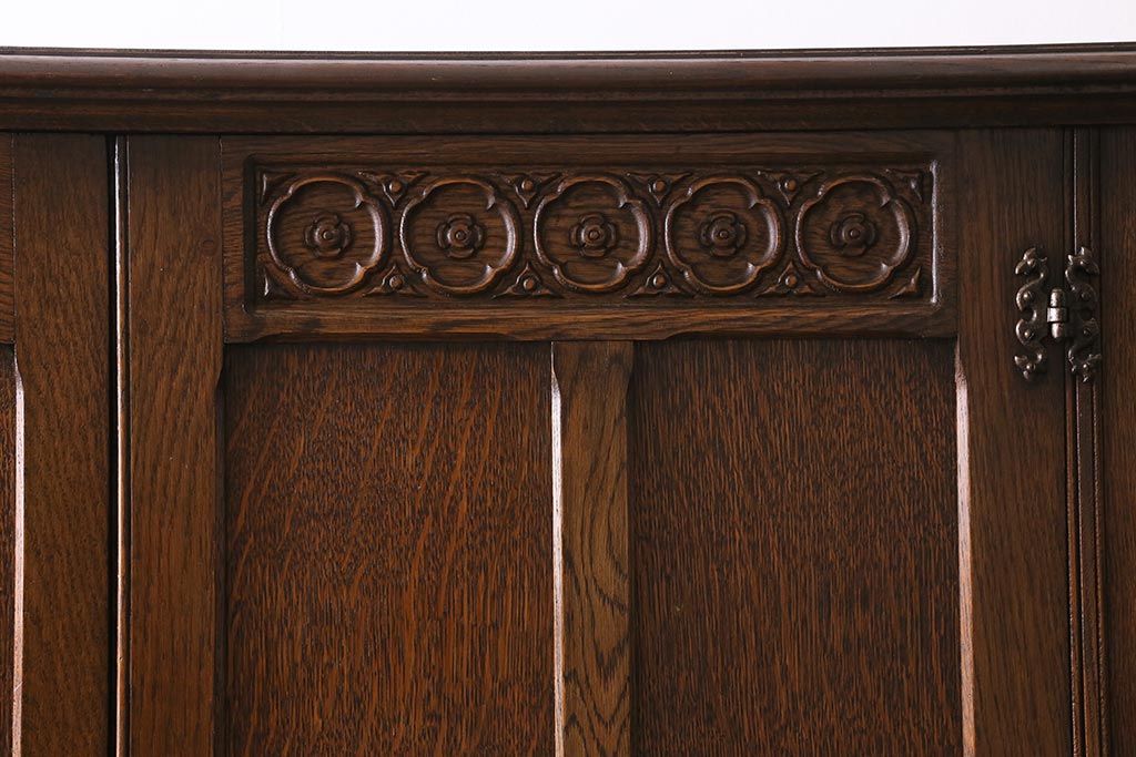 ヴィンテージ家具　ヨーロッパビンテージ　CROWN AY FURNITURE　オーク材　優雅な彫りの意匠が目を引くワードローブ(洋服箪笥)(R-043270)
