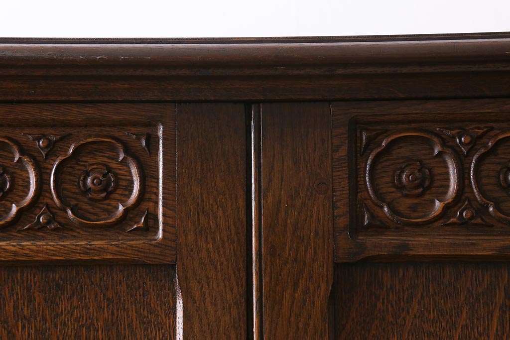 ヴィンテージ家具　ヨーロッパビンテージ　CROWN AY FURNITURE　オーク材　優雅な彫りの意匠が目を引くワードローブ(洋服箪笥)(R-043270)