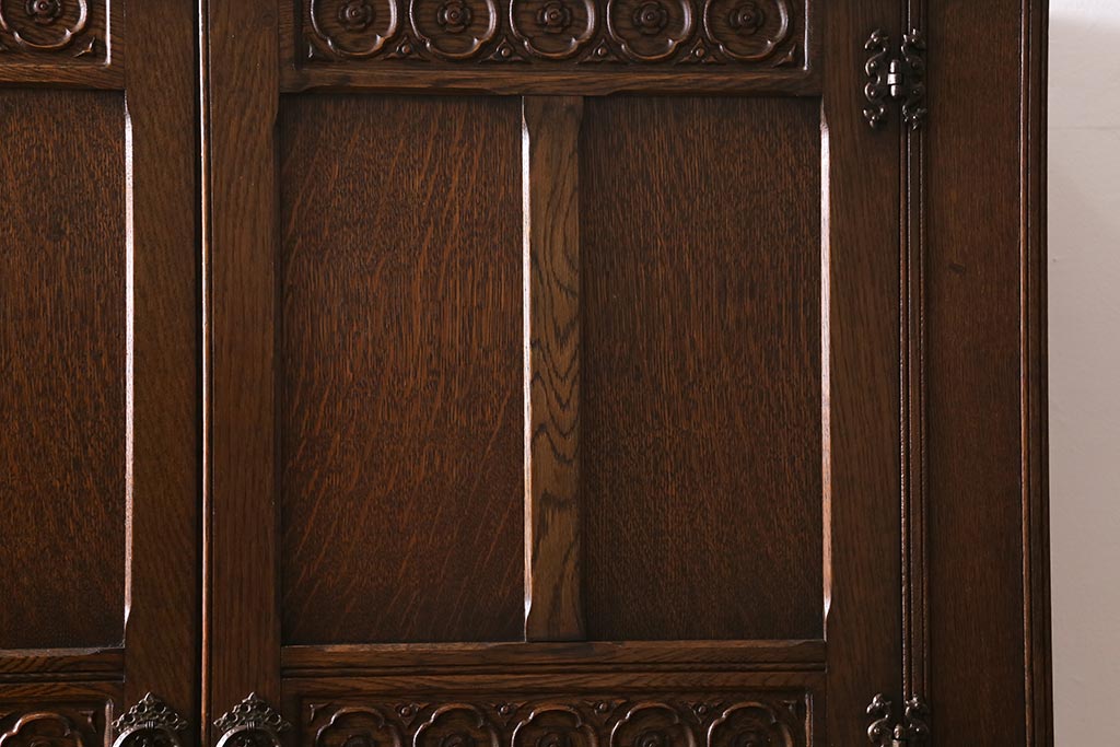 ヴィンテージ家具　ヨーロッパビンテージ　CROWN AY FURNITURE　オーク材　優雅な彫りの意匠が目を引くワードローブ(洋服箪笥)(R-043270)
