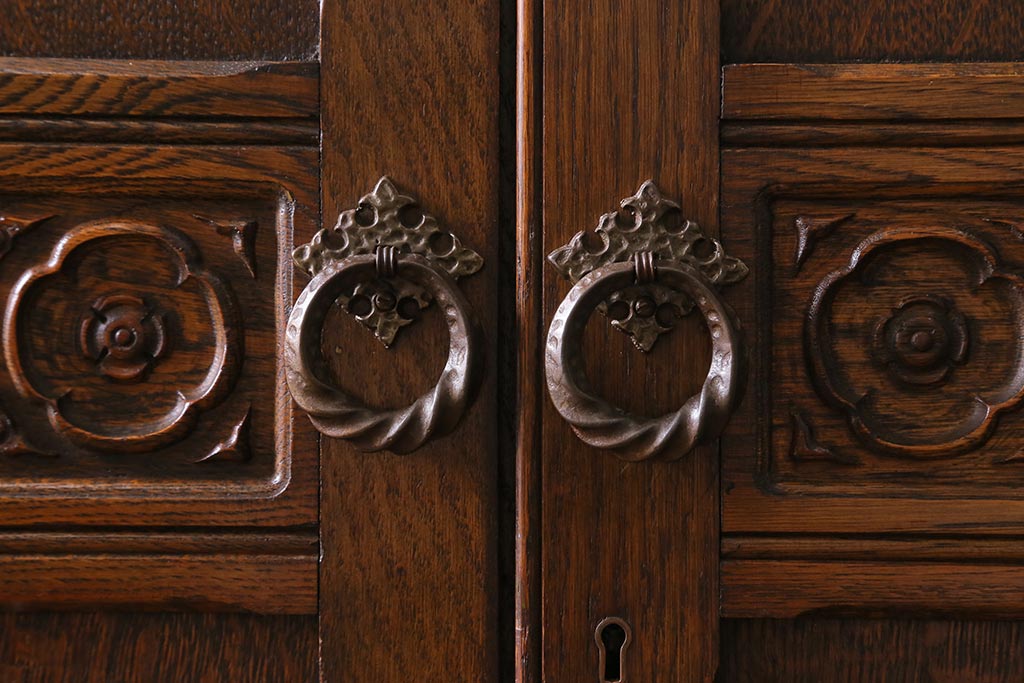 ヴィンテージ家具　ヨーロッパビンテージ　CROWN AY FURNITURE　オーク材　優雅な彫りの意匠が目を引くワードローブ(洋服箪笥)(R-043270)