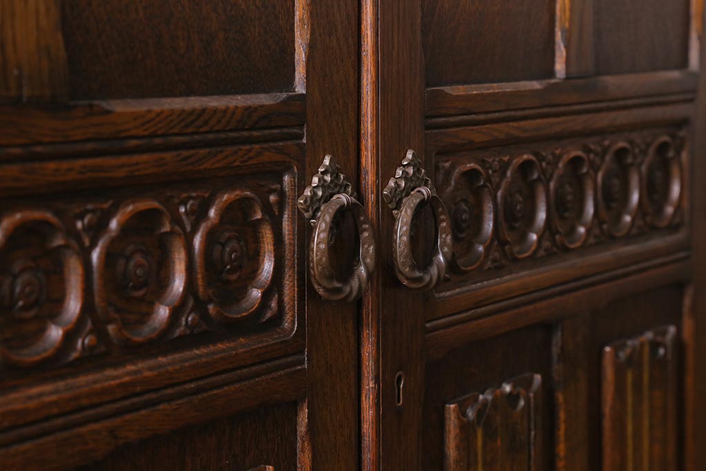 ヴィンテージ家具　ヨーロッパビンテージ　CROWN AY FURNITURE　オーク材　優雅な彫りの意匠が目を引くワードローブ(洋服箪笥)(R-043270)