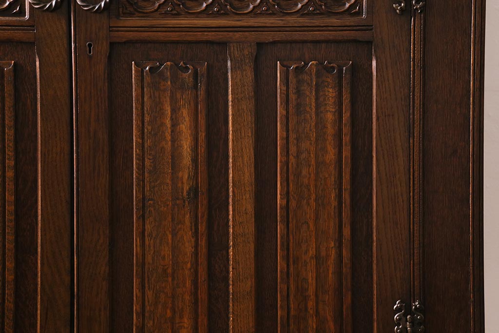 ヴィンテージ家具　ヨーロッパビンテージ　CROWN AY FURNITURE　オーク材　優雅な彫りの意匠が目を引くワードローブ(洋服箪笥)(R-043270)