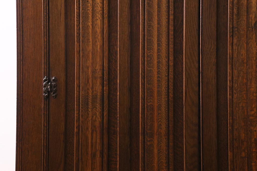 ヴィンテージ家具　ヨーロッパビンテージ　CROWN AY FURNITURE　オーク材　優雅な彫りの意匠が目を引くワードローブ(洋服箪笥)(R-043270)