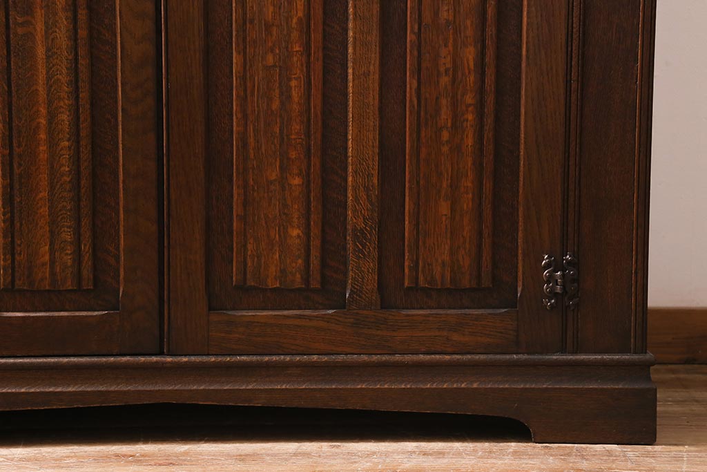 ヴィンテージ家具　ヨーロッパビンテージ　CROWN AY FURNITURE　オーク材　優雅な彫りの意匠が目を引くワードローブ(洋服箪笥)(R-043270)