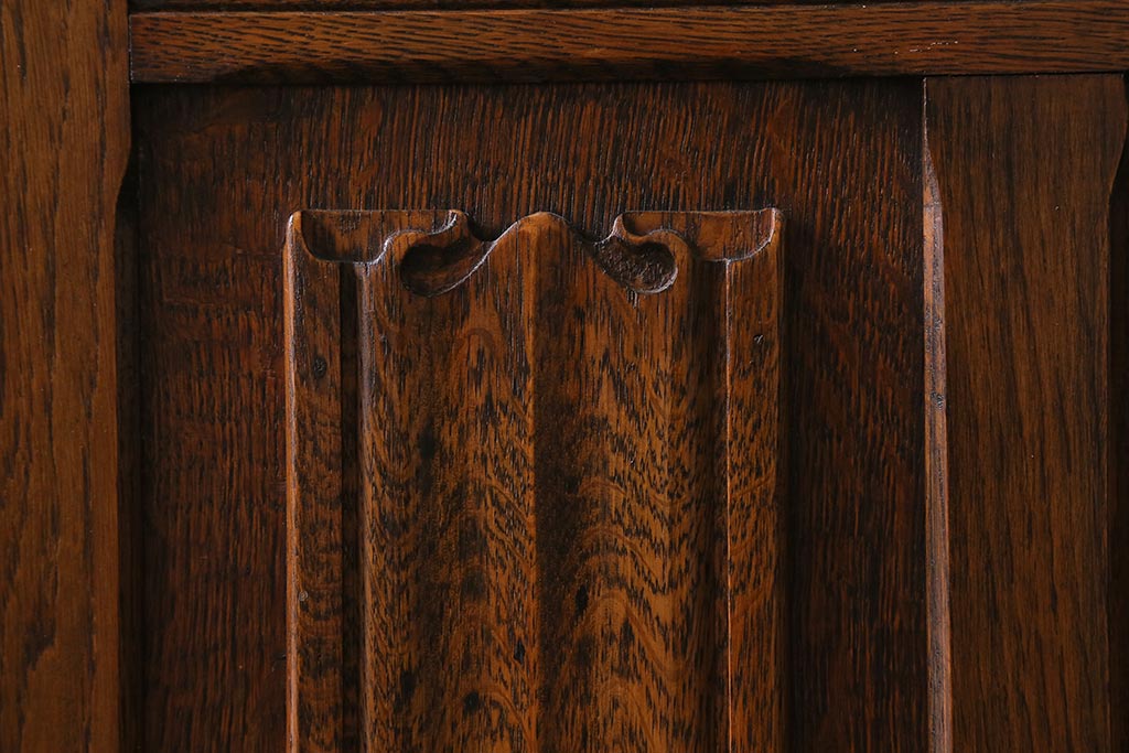 ヴィンテージ家具　ヨーロッパビンテージ　CROWN AY FURNITURE　オーク材　優雅な彫りの意匠が目を引くワードローブ(洋服箪笥)(R-043270)
