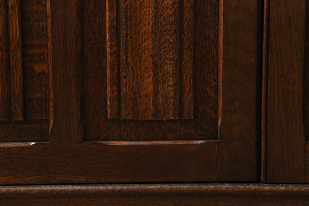 ヴィンテージ家具　ヨーロッパビンテージ　CROWN AY FURNITURE　オーク材　優雅な彫りの意匠が目を引くワードローブ(洋服箪笥)(R-043270)