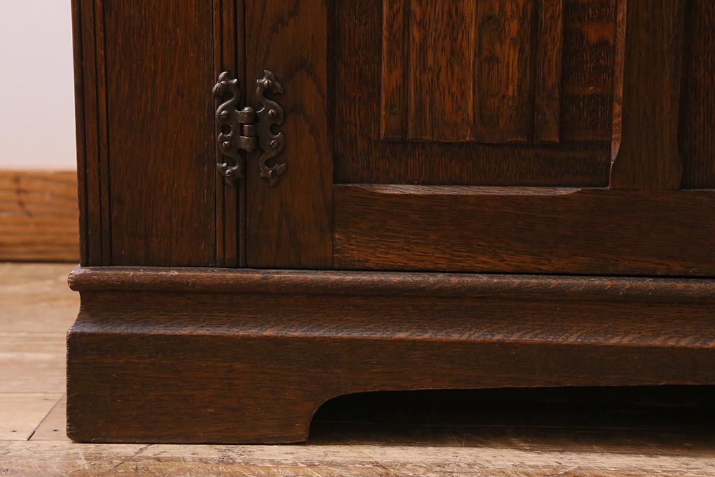 ヴィンテージ家具　ヨーロッパビンテージ　CROWN AY FURNITURE　オーク材　優雅な彫りの意匠が目を引くワードローブ(洋服箪笥)(R-043270)