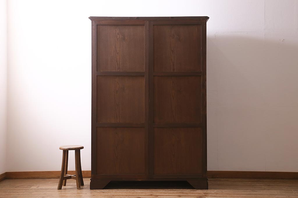 ヴィンテージ家具　ヨーロッパビンテージ　CROWN AY FURNITURE　オーク材　優雅な彫りの意匠が目を引くワードローブ(洋服箪笥)(R-043270)