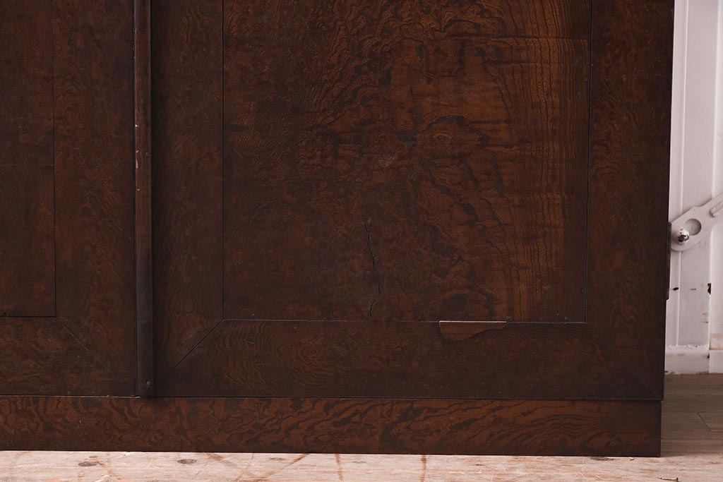 アンティーク家具　和製アンティーク　大正昭和初期　前面ケヤキ・玉杢無垢材　重厚な雰囲気漂う衣装箪笥(R-043295)